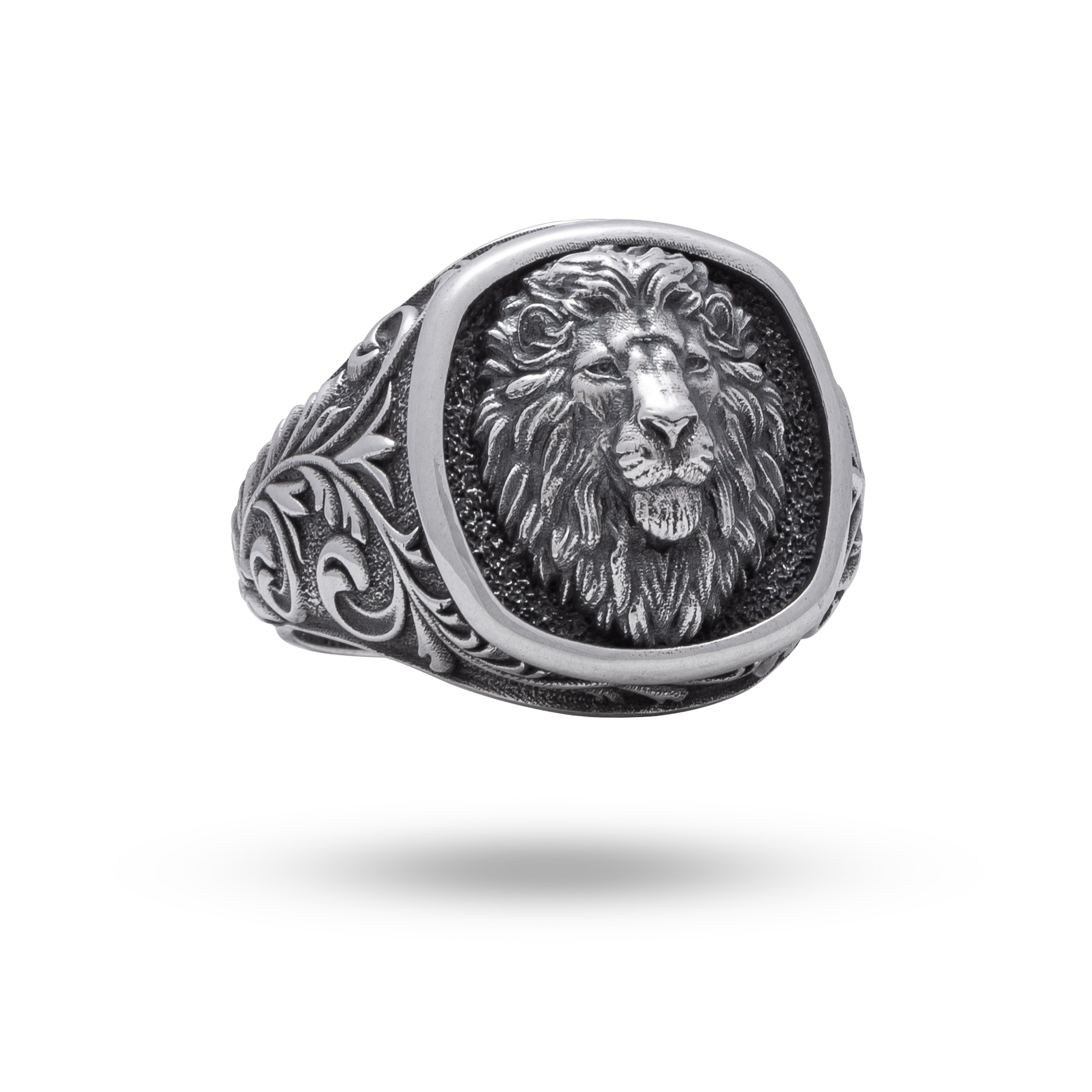 925 Sterling Silver lion motif ring with oxidized silver finish.