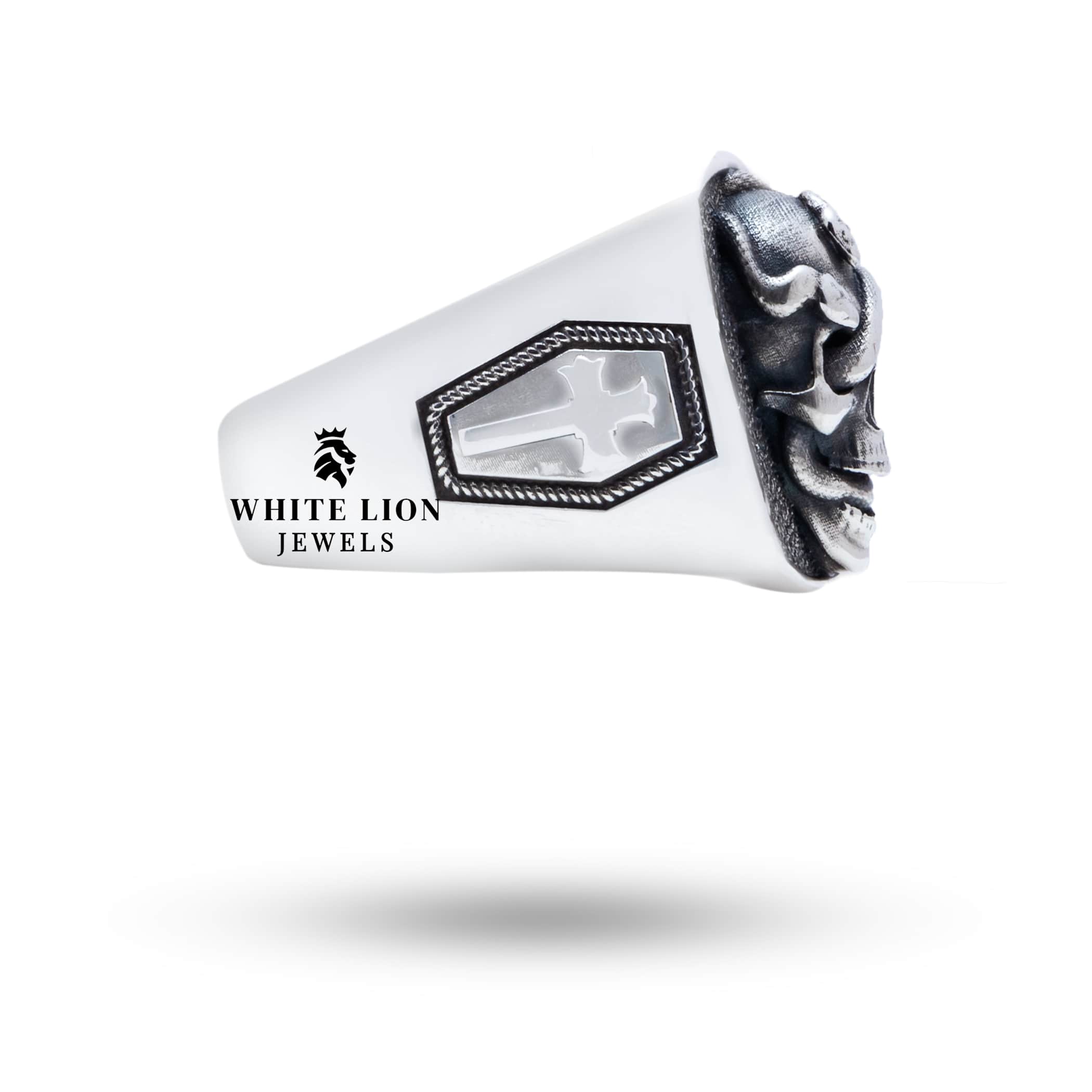 Close-up detail of the Snakes Skull 925 Sterling Silver Ring showing the artisanal work and texturing in oxidized silver.