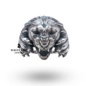 Detailed view of the panther design on the silver ring