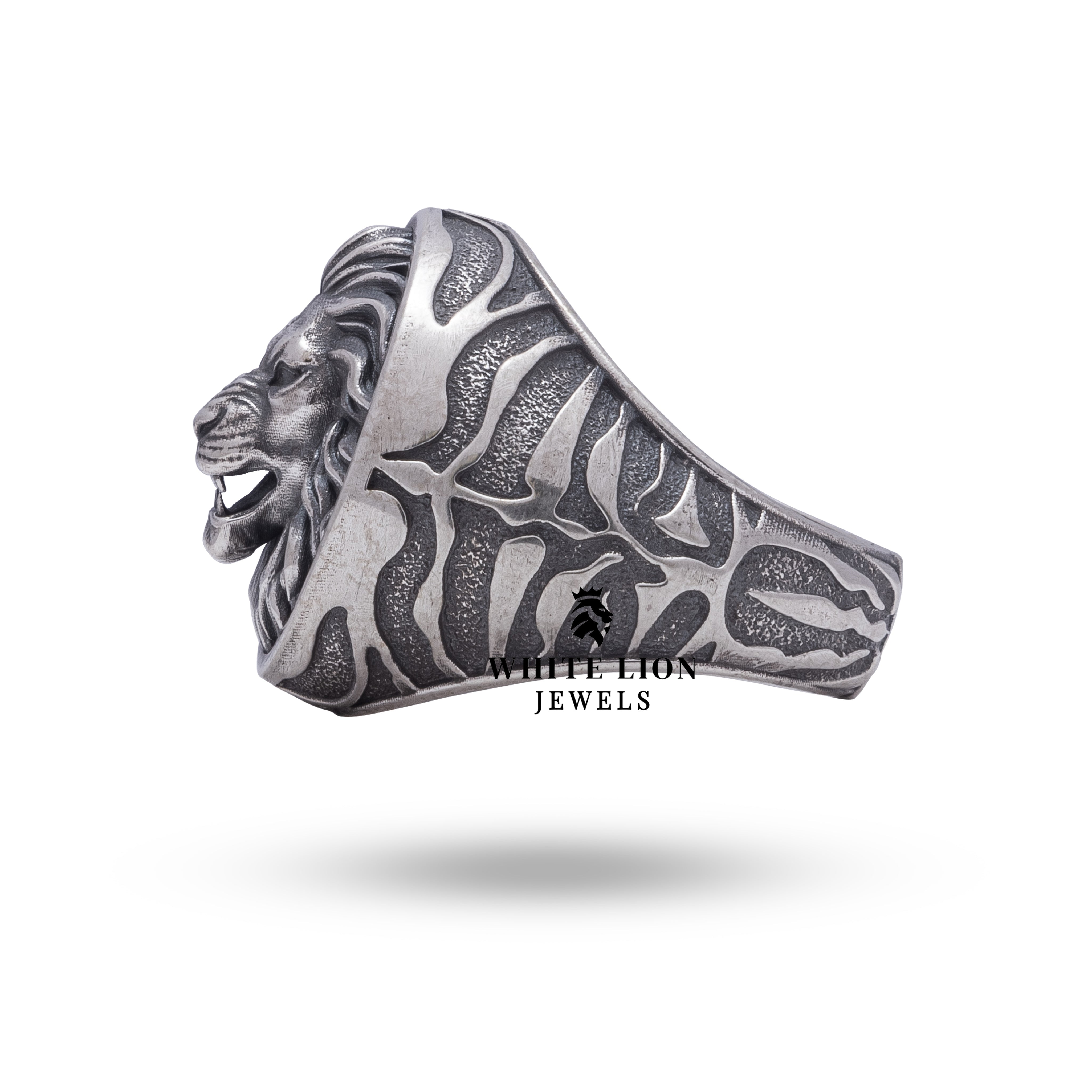 Oxidized silver finish of the Lion King animal ring for a regal look