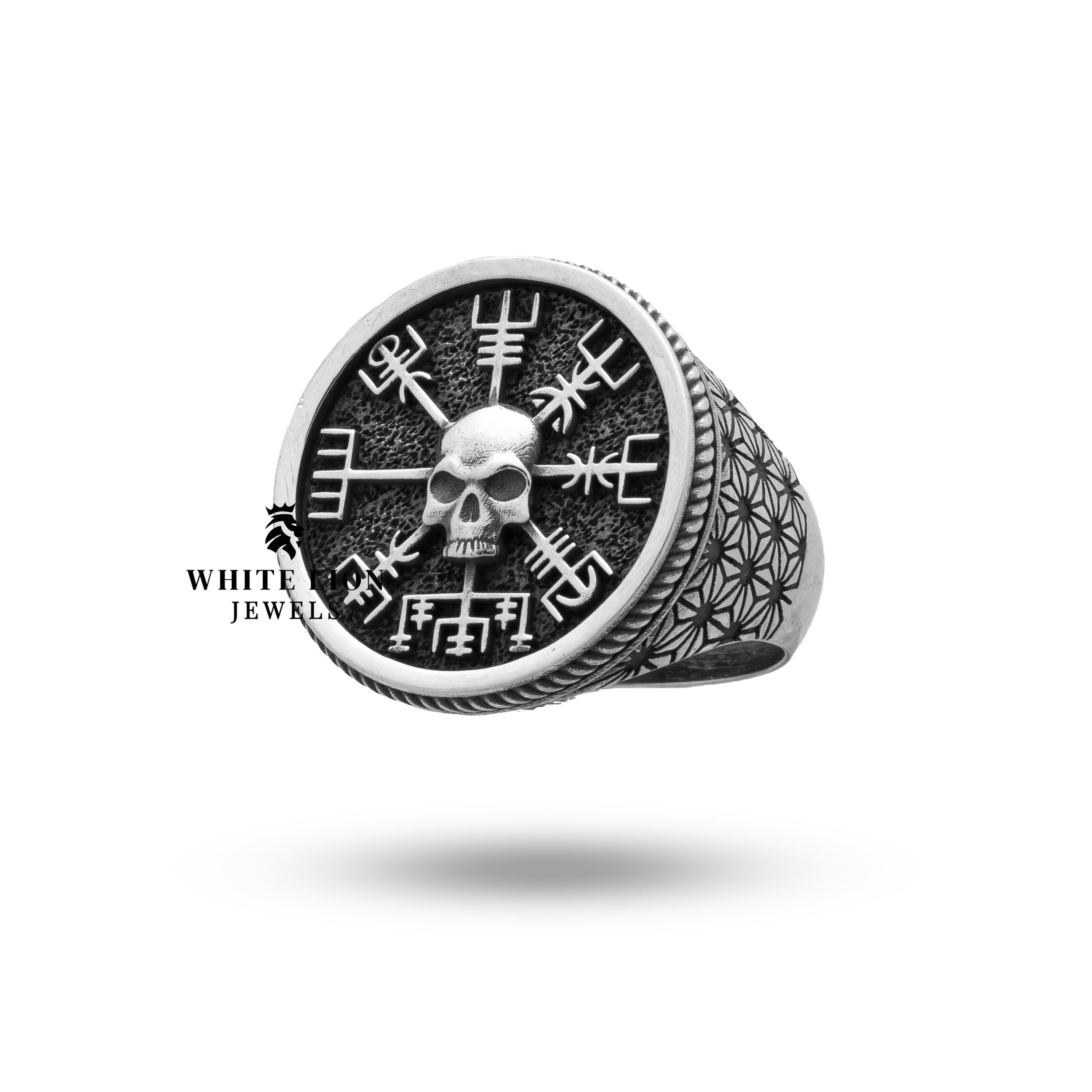 Detailed view of Icelandic Magic Skull motif on 925 Silver Ring.