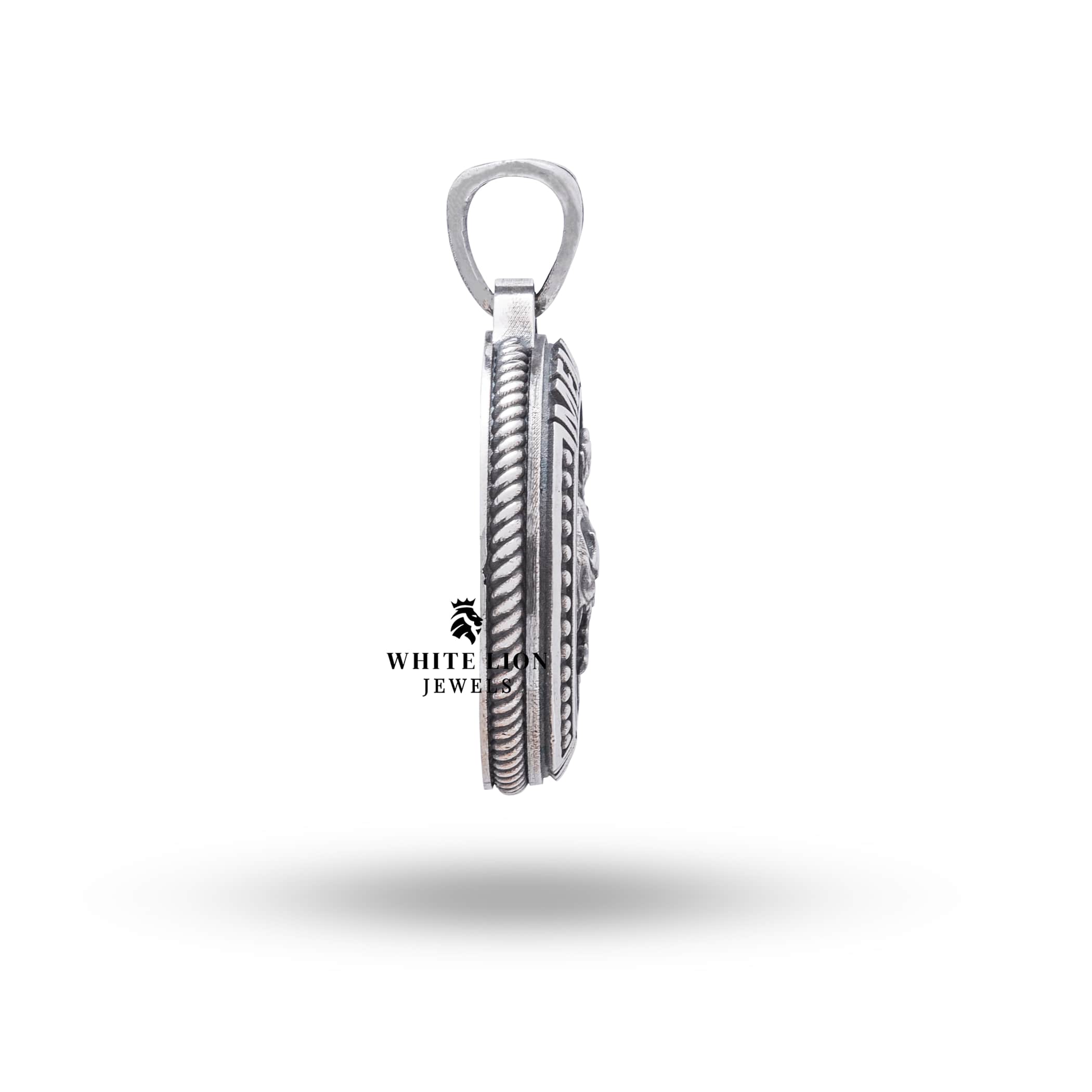 Detailed look at Memento Mori Leo Sign Pendant detached from chain, made of 925 Sterling Silver.